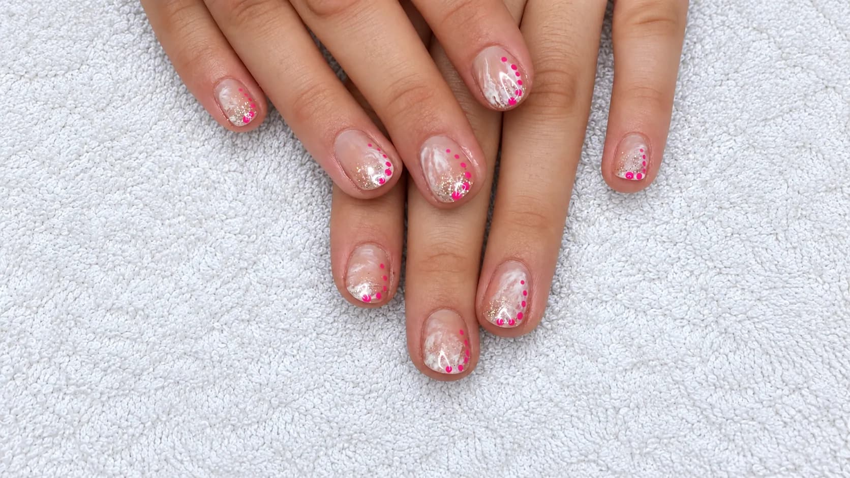 Kurze Nägel in Nude mit Goldglitzer-Verlauf und pinken Pünktchen