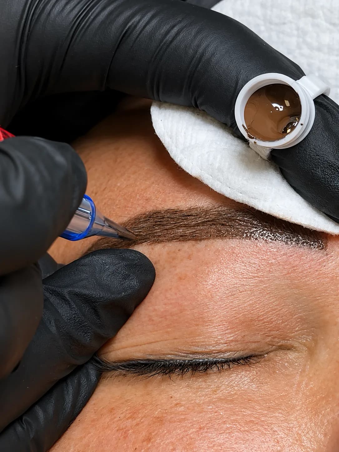 Permanent Make-up in Arbeit an einer Augenbraue