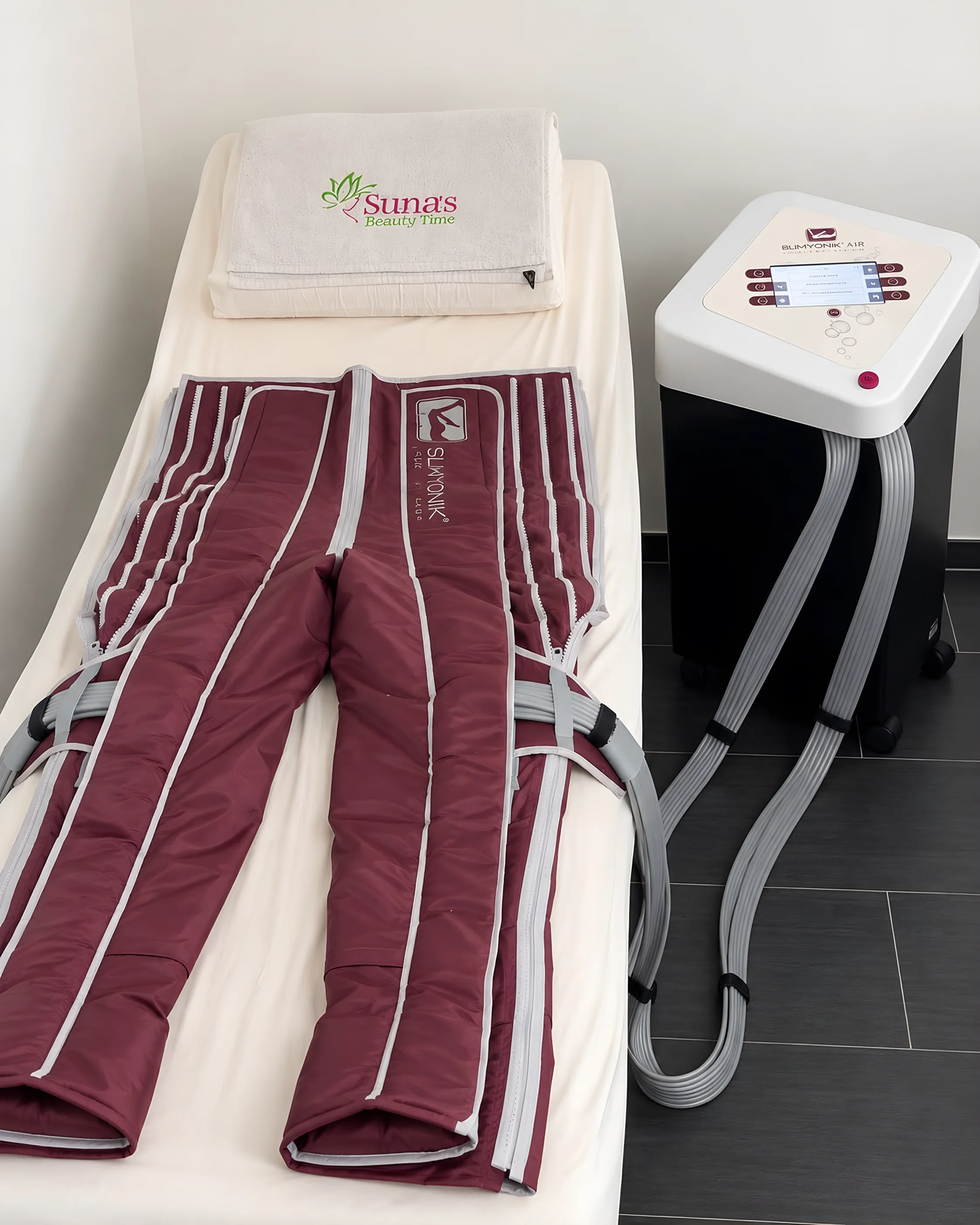Slimyonik-Gerät mit Druckmanschetten auf der Behandlungsliege