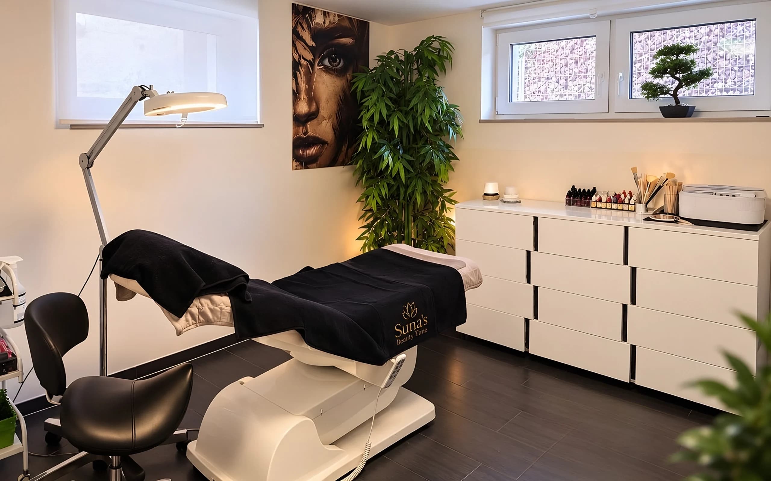 Behandlungsplatz mit Lupenleuchte im Studio von Sunas Beauty Time