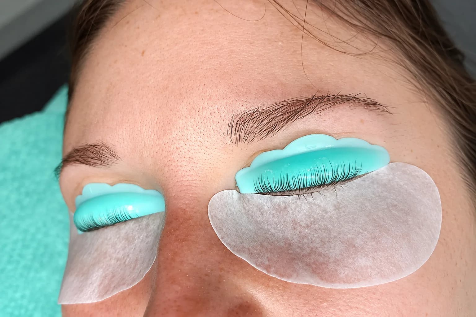 Wimpernlifting im Studio: Silikonpads mit hochgelegten Wimpern auf beiden Augen